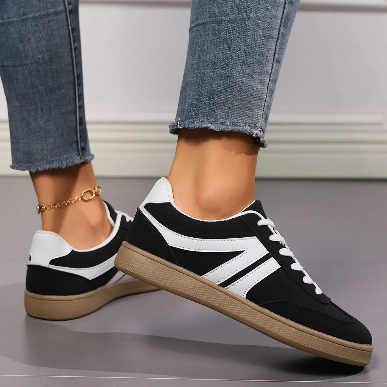 Women Sneakers 2024 Autumn New Luxury Flat Loafers Comfortable Lace-up Soft Female Sneakers Lightweight Outdoor Shoes for Women